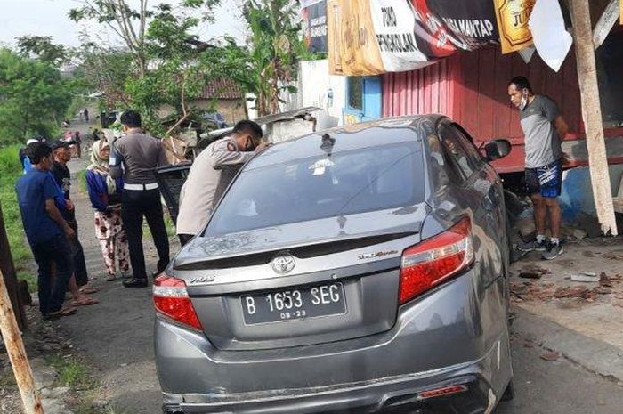 Toyota Limo yang menabrak warung di Jl Gubernur Sewaka, kota Tasikmalaya, Jawa Barat karena dua ABG di dalam kabin berantem rebutan setir