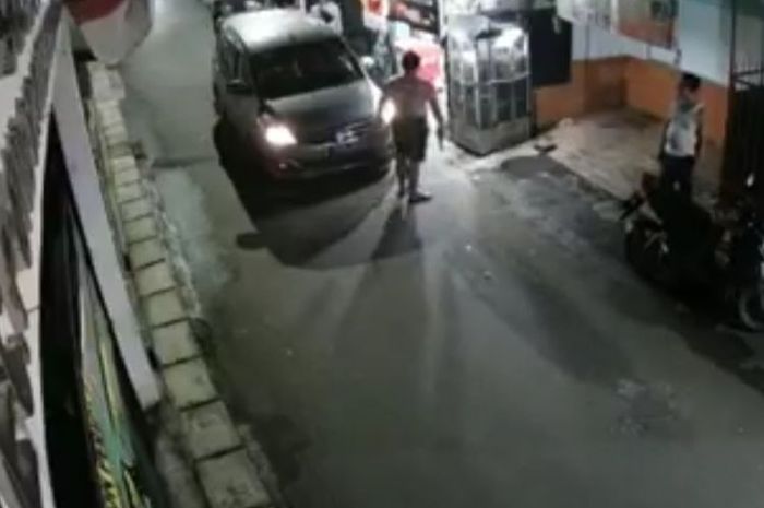 Aksi koboi jalanan bawa pistol setelah mobil yang dikemudikannya menabrak motor parkir