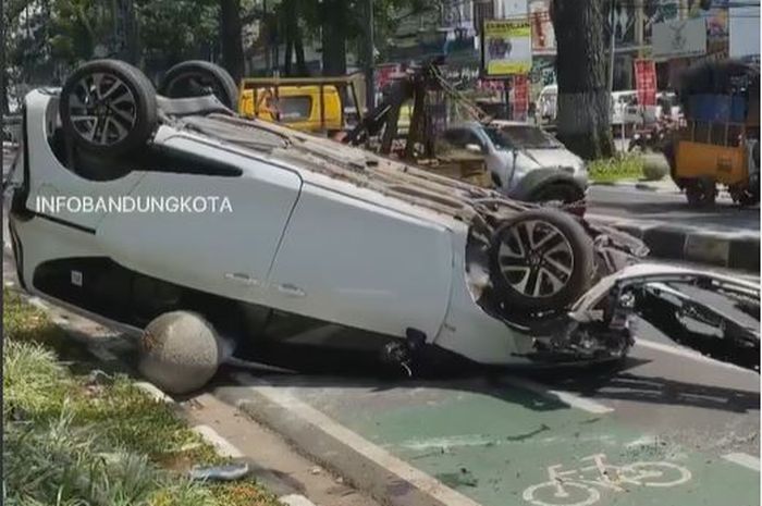 Toyota Sienta terbalik di Jl Ir H Juanda, kota Bandung, Jawa Barat