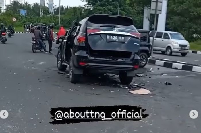 Suzuki Jimny dan Toyota Fortuner kecelakaan di Exit Tol Tangerang-Serpong.
