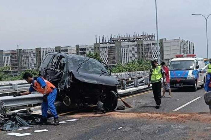 Toyota Kijang Innova nyangkut di atas besi pembatas tol Juanda-Waru, Jatim setelah ban depan kanan meledak