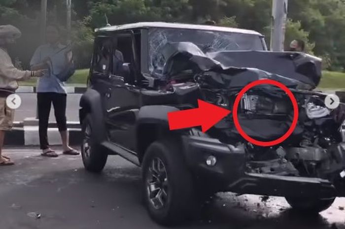 Kondisi Suzuki Jimny yang terlibat kecelakaan dengan Toyota Fortuner di Exit Tol Tangerang-Serpong. 