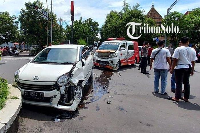 Kondisi Ambulans PMI Solo dan Daihatsu Ayla yang mengalami tabrakan di kawasan Manahan, Minggu (2/1/2022)