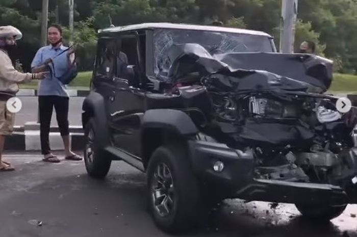 Kondisi Suzuki Jimny yang terlibat kecelakaan dengan Toyota Fortuner di Exit Tol Tangerang-Serpong.