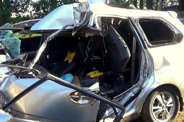 Kondisi Toyota Avanza travel gelap setelah menabrak truk di Tol Cipularang, Purwakarta, Senin (03/01/2022)