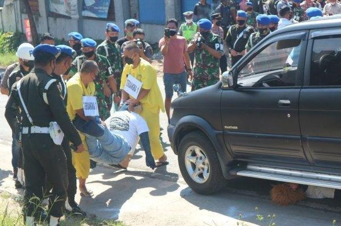 REKA ULANG - Proses rekonstruksi kecelakaan di Nagreg, Kabupaten Bandung, yang melibatkan tiga oknum TNI, Senin (3/1/2022).