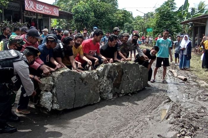 Warga Dusun Jajagan, Desa Jugo Kecamatan Kesamben, Kabupaten Blitar membuka blokade jalan menuju pabrik gula PT RMI, Selasa (4/1/2022).(Dok. Warga)