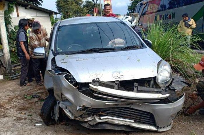 Toyota Agya masuk sungai di Tasikmalaya