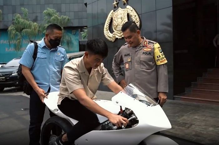 Kapolda Metro Jaya, Irjen Pol Fadil Imran, hadiahkan motor Moto3 ke Mario Aji.