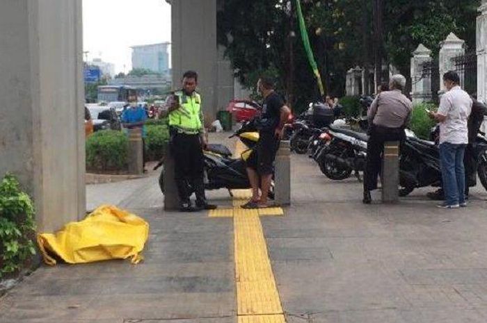 Seorang Purnawirawan Polisi ditemukan meninggal dunia di trotoar Jl MT Haryono, Pancoran, Jakarta Selatan, jasadnya dimasukan ke dalam kantong jenazah kuning