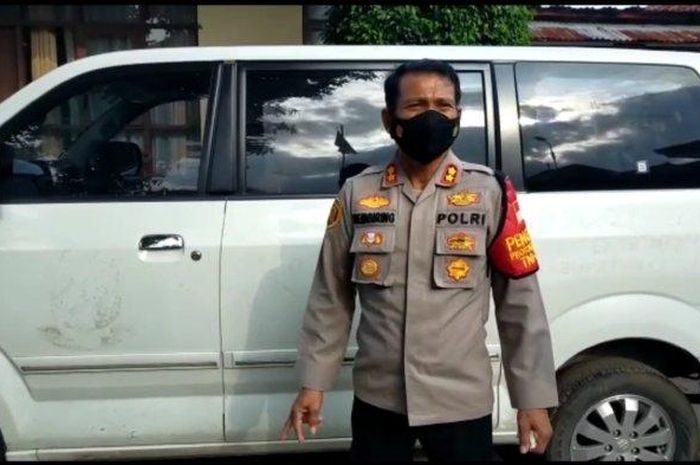 Kapolsek Lemahabang, AKBP Sentosa Sembiring, saat menunjukkan kondisi ambulans Puskesmas Sindanglaut yang habis dipreteli dalam konferensi pers di Mapolsek Lemahabang, Kecamatan Lemahabang, Kabupaten Cirebon (5/1/2022). 