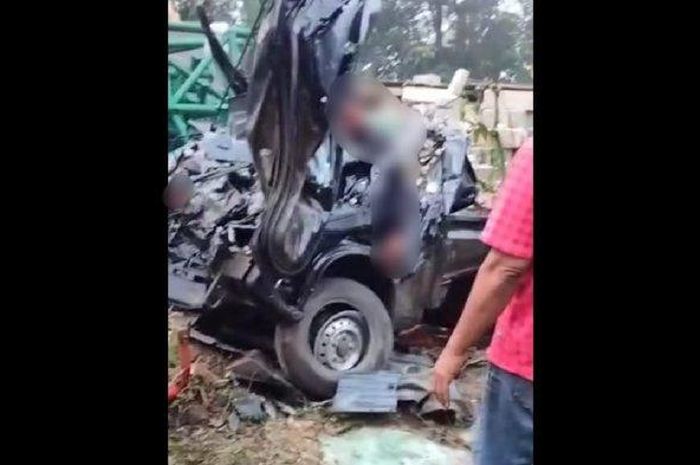 Suzuki Carry pikap remuk dihantam truk tronton muatan besi