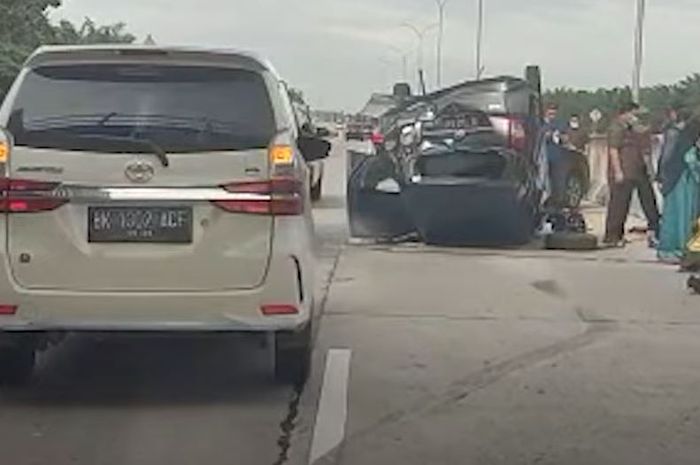 Kondisi Daihatsu Sigra (kanan) terbalik di ruas tol Medan-Binjai KM 9.600 setelah dicungkil Kijang Innova