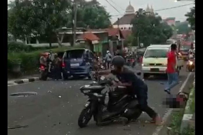 Kondisi pasca kecelakaan relawan pengawal ambulans dan truk pengangkut elpiji di Jl Ahmad Yani, Pasir Kareumi, Subang Kota, Subang, Jawa Barat