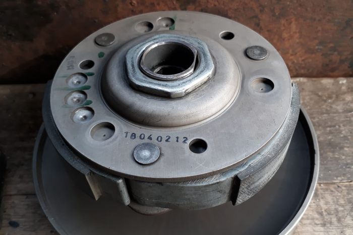 Ilustrasi mur kampas ganda yang slek atau tidak kencang bisa bikin motor matic jalan sendiri