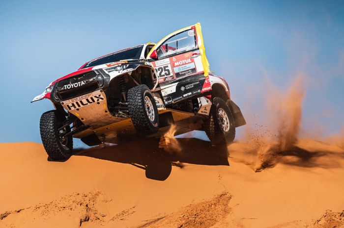 Henk Lategan mengalami kerusakan pintu di etape 5 Reli Dakar 2022