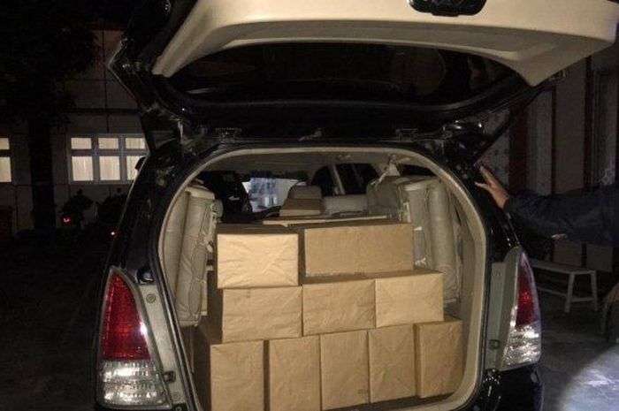Rokok illegal yang berada di dalam kabin Toyota Kijang Innova tangkapan Bea Cukai Kudus, Jawa Tengah
