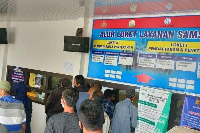 Masyarakat mengantri di Kantor Samsat Lambaro, Kecamatan Ingin Jaya, Kabupaten Aceh Besar, Senin (20/12/2021).