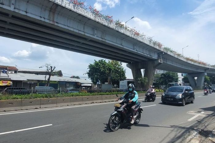 Tempat kejadian perkara pengendara motor mengalami kecelakaan beruntun dan terjatuh dari jalan layang Pesing di Jalan Daan Mogot, Jakarta Barat, Jumat (7/1/2022)