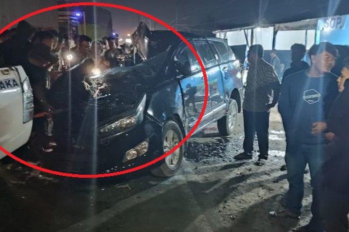 Dalam lingkaran merah kondisi Toyota Kijang Innova terbelah di bodi sisi kanan hingga membuat nyawa Kades Sumber Harapan, Awany Rezeki tewas