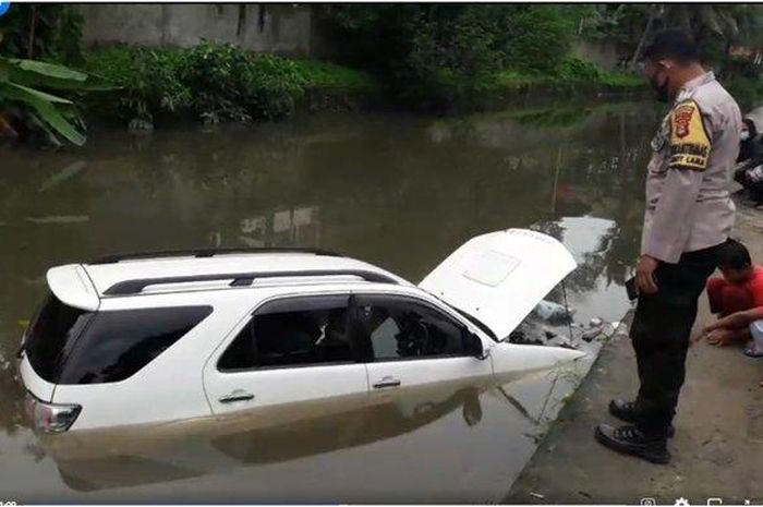 Toyota Fortuner mengapung di sungai Sahang, kota Palembang saat dibawa tiga remaja