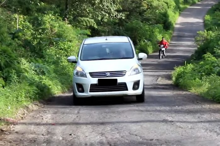 Suzuki Ertiga yang gagal nanjak di tanjakan Krakalan menuju Dieng, Jawa Tengah.