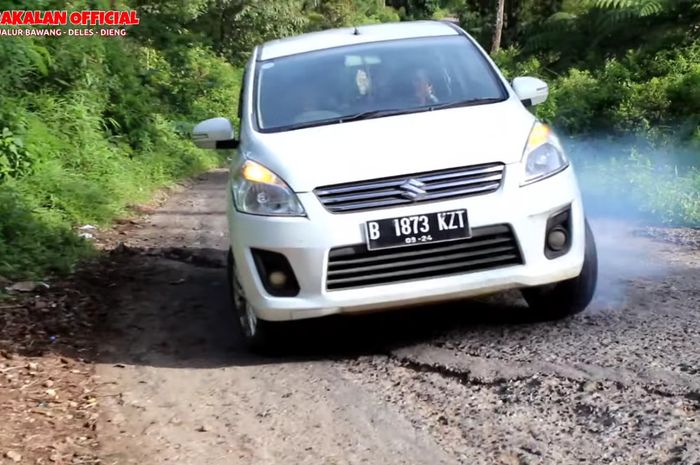 Ilustrasi ban mobil selip