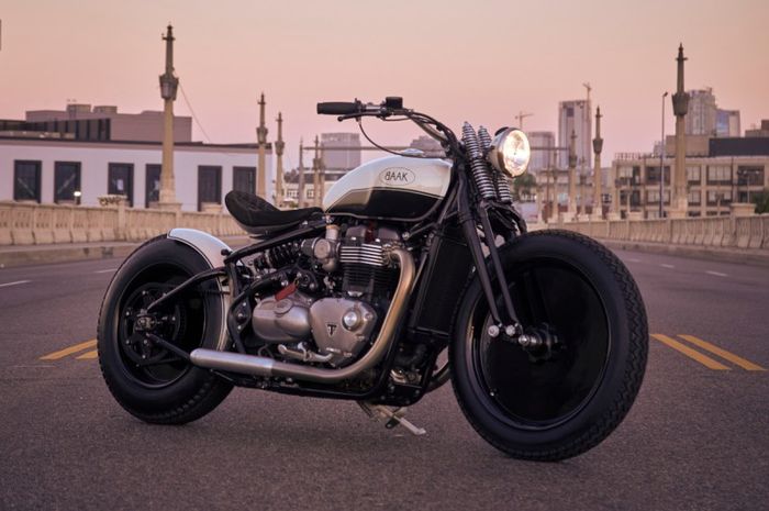 Triumph Bonneville Bobber kustom dari BAAK USA