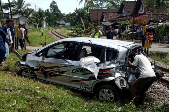 Honda Jazz dihajar kereta api