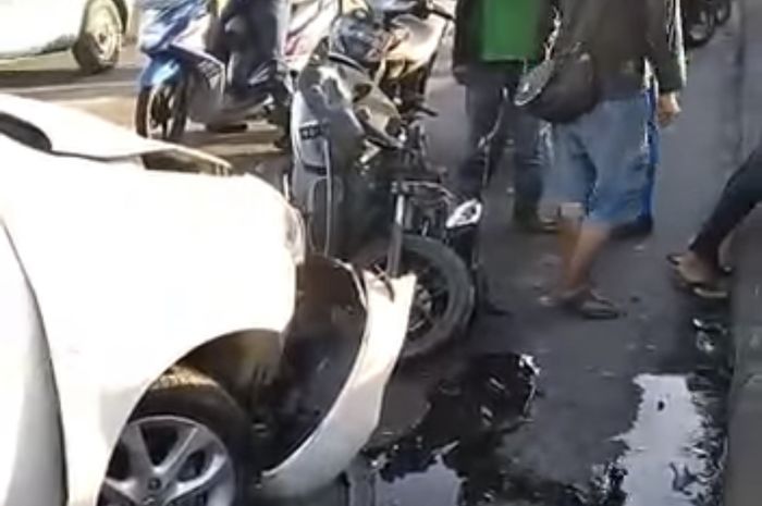 Foto kondisi mobil Nissan March yang hancur di bagian depan usai menabrak motor di flyover Pesing, Jakarta Barat tersebar luas.