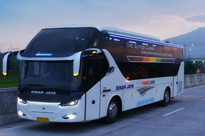 Ilustrasi. Armada bus suite class PO Sinar Jaya garapan karoseri Laksana.
