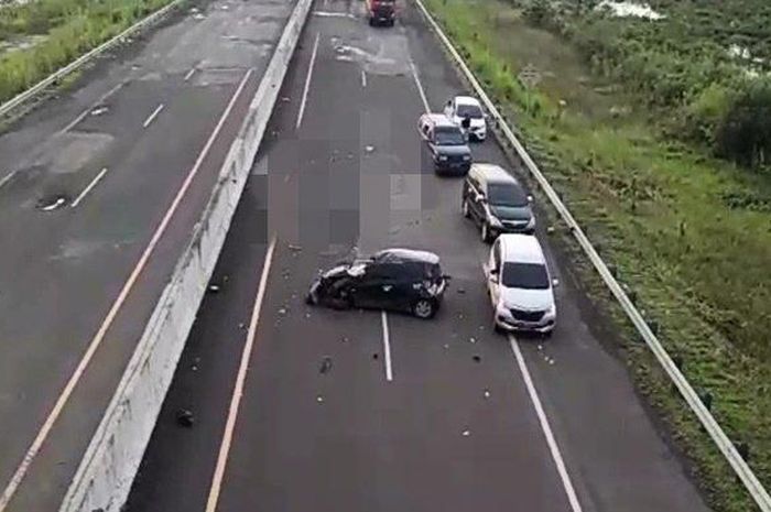 Tangkapan Layar Kecelakaan Seorang Mahasiswi di Tol Kayuagung-Palembang, Jumat (7/1/2022) petang 