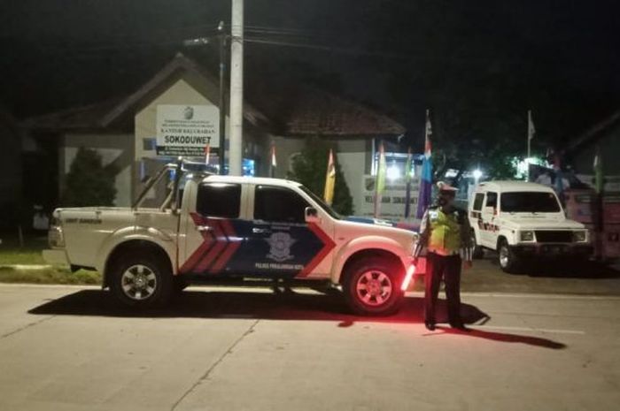 Anggota kepolisian Polres Pekalongan Kota menggelar patroli malam untuk mengantisipasi balap liar yang kerap meresahkan masyarakat