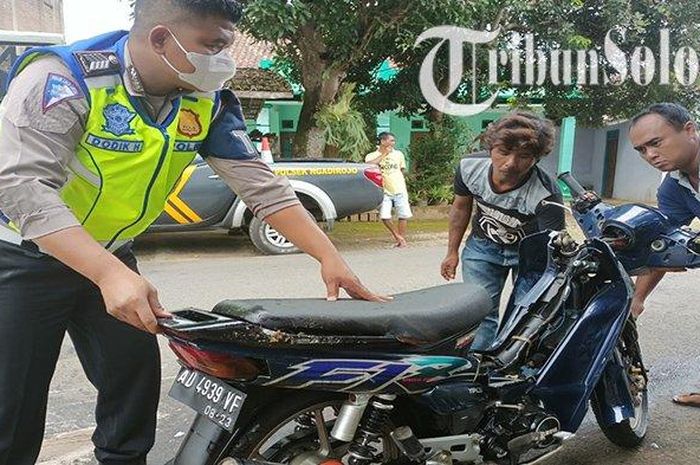 Kijang Innova vs Yamaha F1ZR di Wonogiri