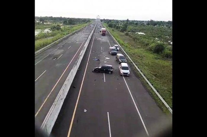 Insiden kecelakaan Honda Brio di tol Kayu Agung-Palembang pada Jumat (07/01/2022).