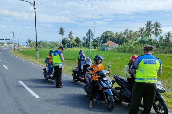 OPERASI: Anggota Satlantas Polres Sumbawa menilang sejumlah pengendara di jalur bypass Lombok Barat. 