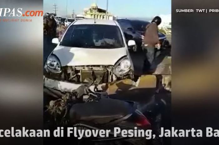 Kondisi Nissan March usai menabrak tiga motor saat melintas di Flyover Pesing, Jakarta Barat, Jumat (7/1/2022)