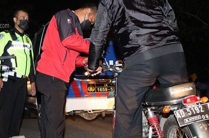 Razia knalpot brong yang dilakukan Satlantas Polres Karanganyar pada Sabtu (08/01/2022).