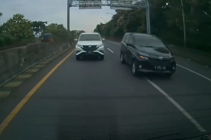 Mobil asal serobot saat hendak pindah jalur