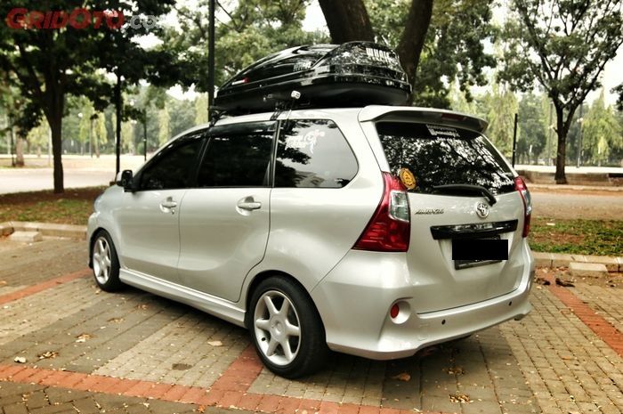 ilustrasi pemasangan roof box di mobil 