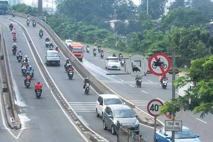 Flyover Pesing di Jakarta Barat yang dilarang dilintasi motor
