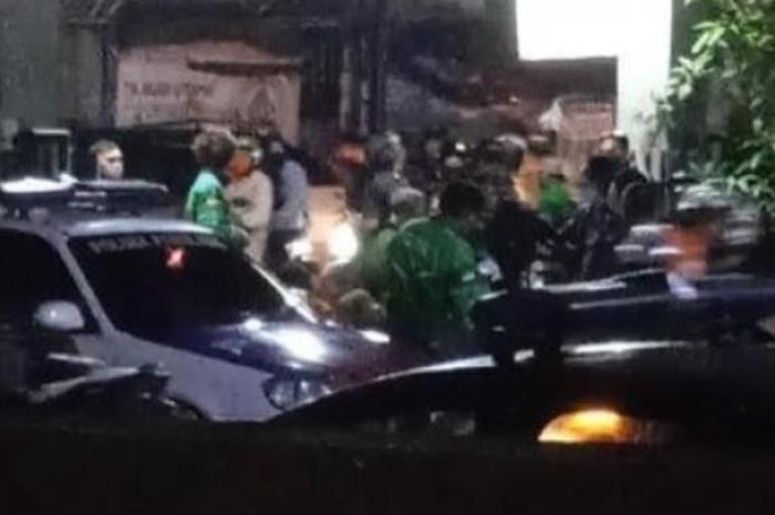 Ratusan pengemudi Ojol menggeruduk Polsek Pamulang, Tangerang Selatan, karena ada salah satu rekan seprofesi yang menjadi korban pemukulan oleh oknum TNI AL