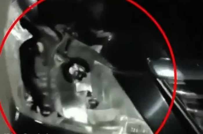 Cuplikan video salah satu mobil yang jadi korban atlet lempar batu di tol Belmera, Sabtu (08/01/2022).