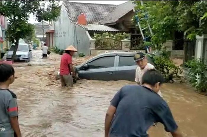 Banjir melanda Jember pada Minggu (9/1/2022) sore hari, sejumlah perumahan terdampak(Bagus Supriadi/tangkapan layar)