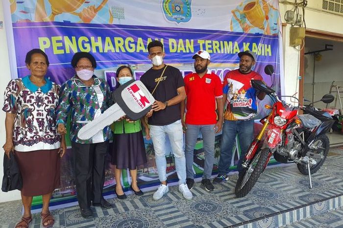 Icky Kambuaya Terima Penghargaan Sebuah Motor dari Ketua DPRD Kota Sorong(Maichel KOMPAS.com)