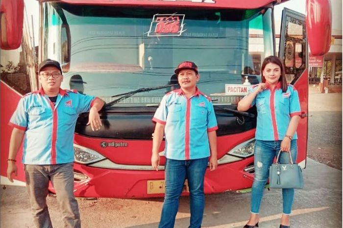 Paling kanan, Liena Ozora pegang bus PO Agra Mas