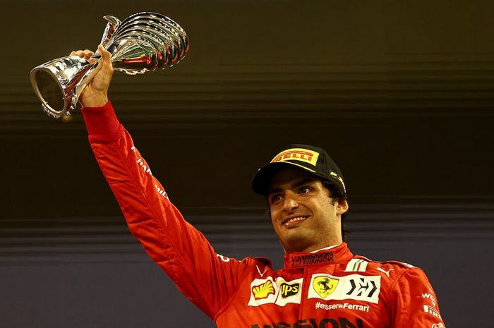 Carlos Sainz Jr kini sedang melakukan diskusi dengan Scuderia Ferrari F1 Team untuk perpanjangan kontrak jangka panjang setelah 2022. 