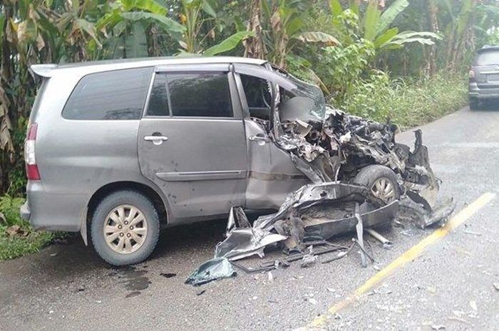 Kondisi Toyota Kijang Innova terkoyak usai disambar truk dari arah berlawanan di Jalur Lintas Tengah Sekayu-Betung, Musi Banyuasin, Sumatera Selatan