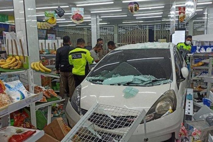 Kondisi Honda Jazz usai terobos masuk ke dalam Indomaret di Jl Imam Munandar, Bukit Raya, Pekanbaru, Riau