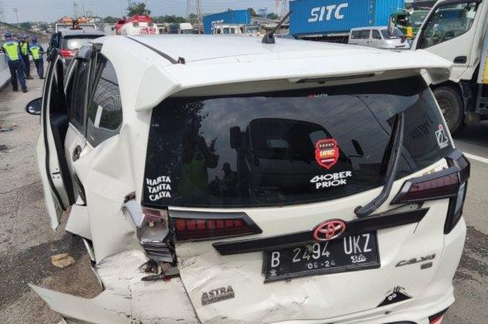 Empat mobil terlibat kecelakaan beruntun di Jalan Tol JORR KM 15 sebelum Exit Tol Ancol menuju arah Bandara Soekarno Hatta (15/1/2022) 